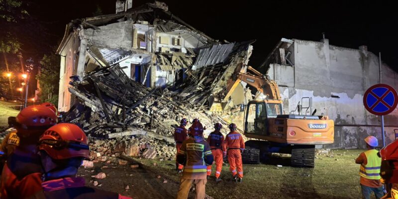 Zawaliła się część budynku u zbiegu ul. Kościelnej i ul. Górnickiego. Foto: OSP Oświęcim