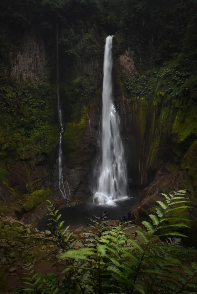 Spektakularny wodospad w Kostaryce