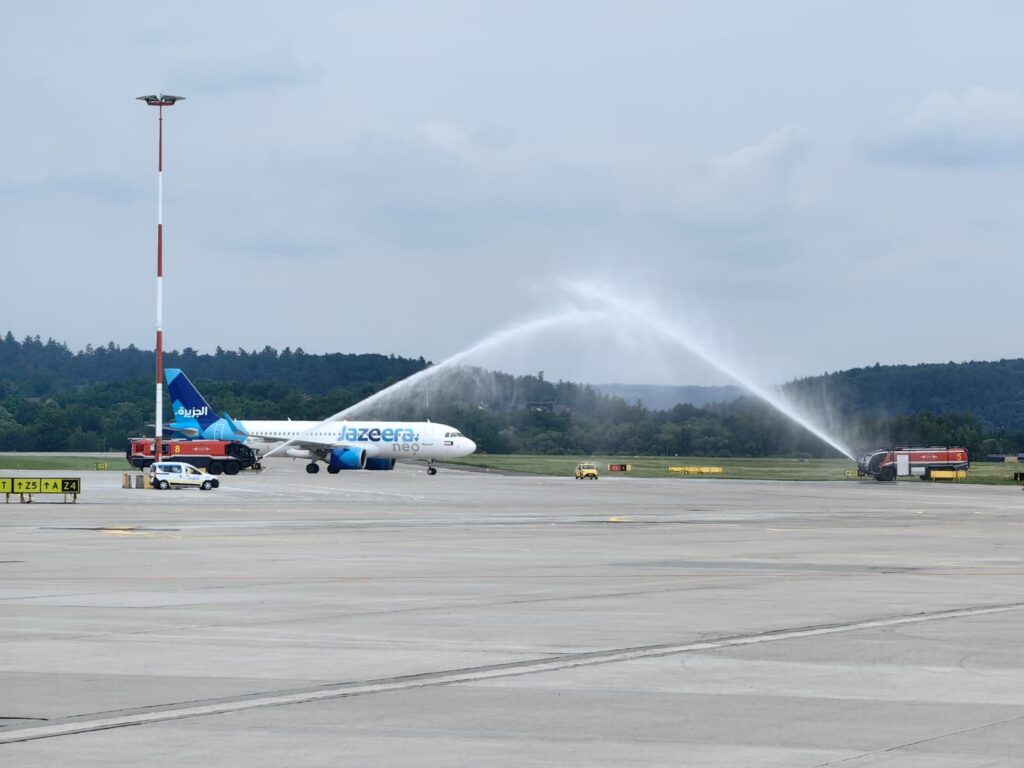 Uroczysty salut wodny dla samolotu Jazeera Airways na lotnisku w Krakowie
