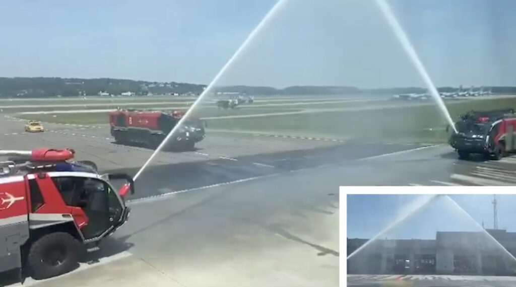 Radosław Włoszek podczas honorowego przejazdu na lotnisku Kraków Airport.