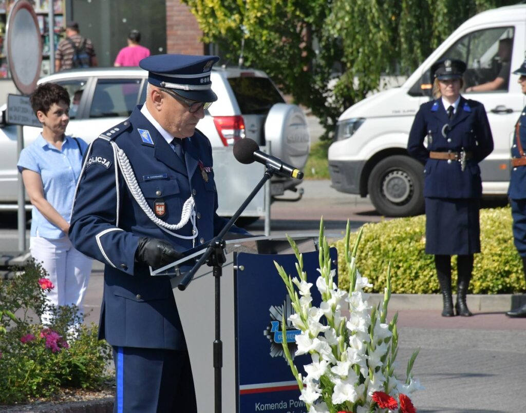 Przemówienie Komendanta - Komendant Powiatowy Policji w Oświęcimiu inspektor Robert Chowaniec podczas przemówienia.