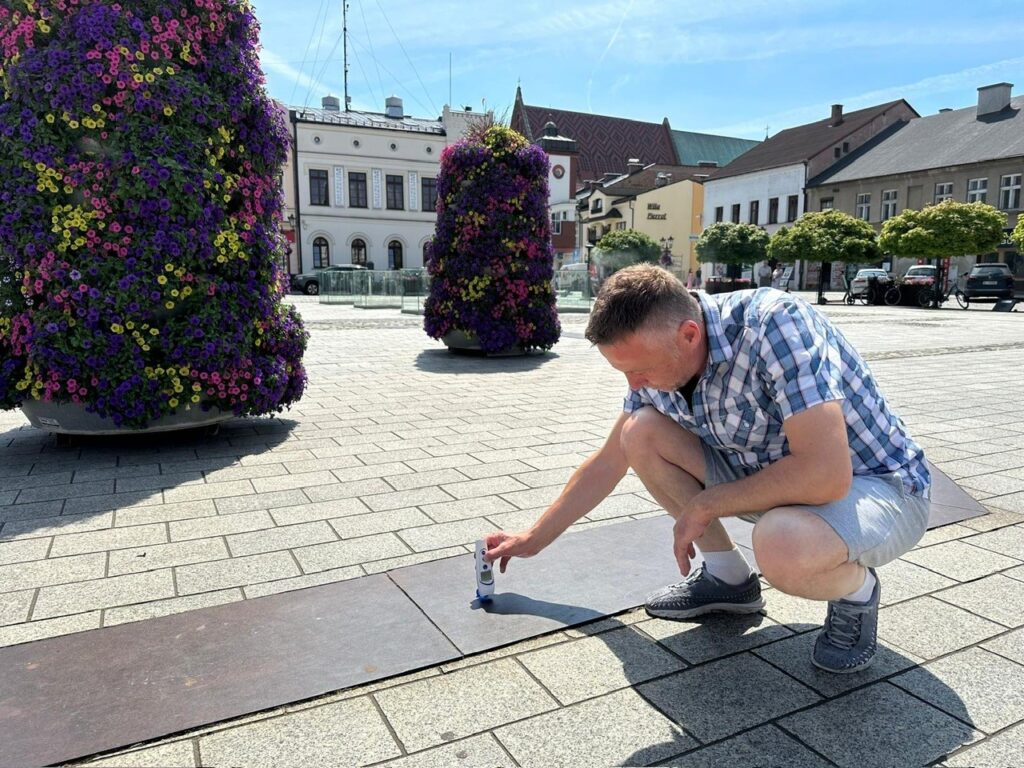 Rynek Główny w Oświęcimiu w upalny dzień