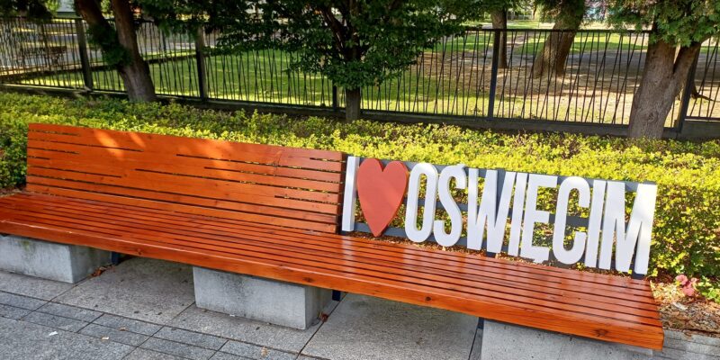 Nowa atrakcja na Placu Pokoju: ławeczka „I Love Oświęcim”