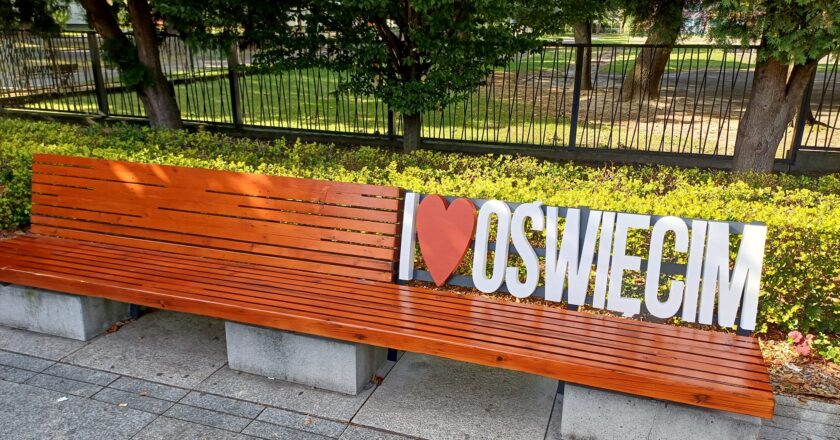 Nowa atrakcja na Placu Pokoju: ławeczka „I Love Oświęcim”