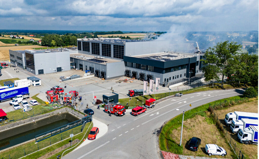 Strażacy gaszący pożar w halach produkcyjnych Aksam