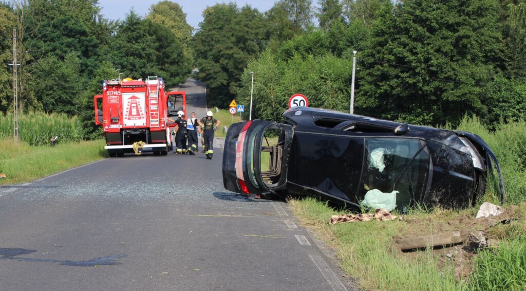 Policjanci zabezpieczający miejsce wypadku