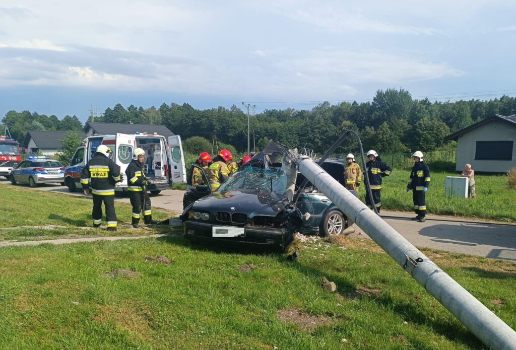 Strażacy i służby ratunkowe na miejscu wypadku drogowego w Chełmku