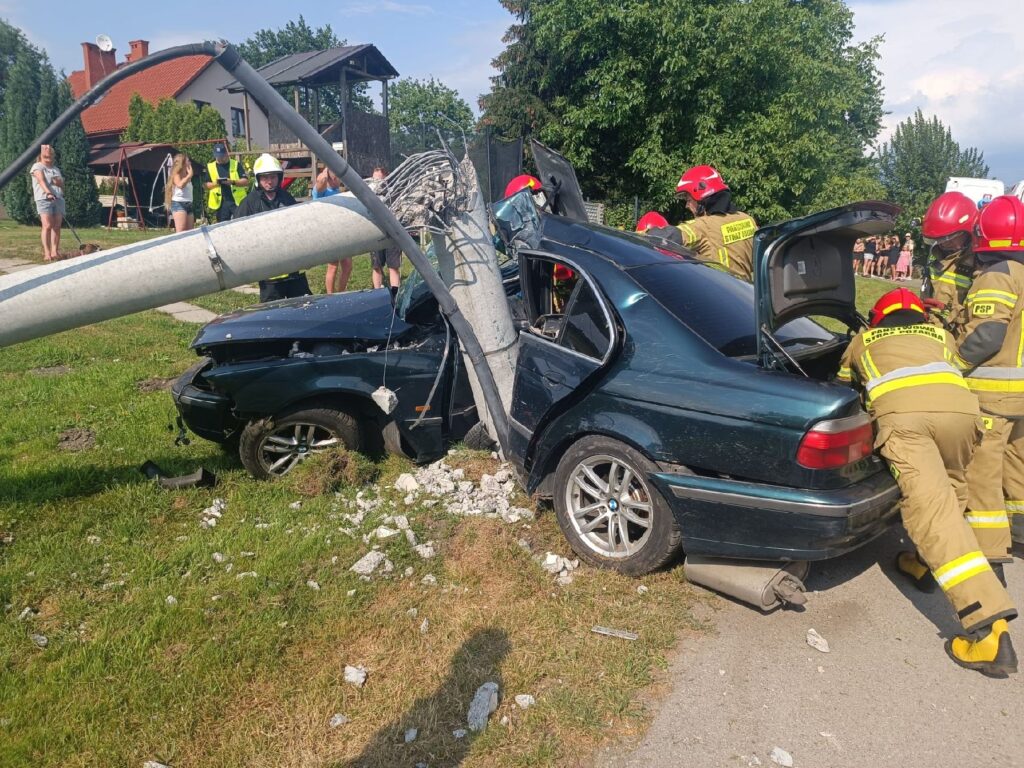 Strażacy i służby ratunkowe na miejscu wypadku drogowego w Chełmku