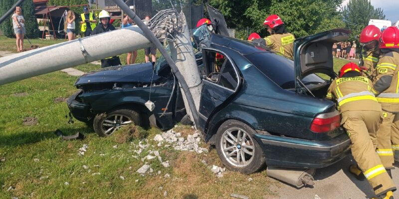 Strażacy i służby ratunkowe na miejscu wypadku drogowego w Chełmku
