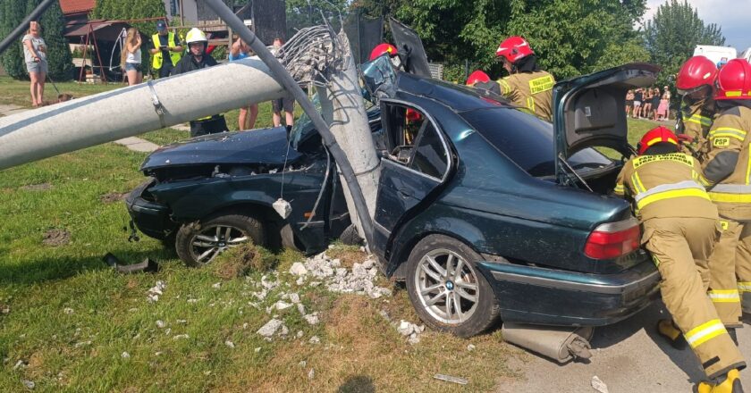 Strażacy i służby ratunkowe na miejscu wypadku drogowego w Chełmku