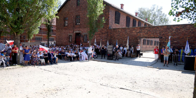 Upamiętnienie 83. rocznicy śmierci o. Maksymiliana Kolbe w Auschwitz. Uroczystości przy bloku 11, gdzie zamordowano zakonnika, zgromadziły tysiące wiernych i przedstawicieli władz. Kardynał Stanisław Dziwisz i arcybiskup Bambergu Ludwig Schick oddali hołd bohaterowi. Poznaj historię ojca Kolbe i duchowieństwa w KL Auschwitz.