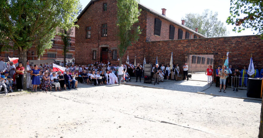 Upamiętnienie 83. rocznicy śmierci o. Maksymiliana Kolbe w Auschwitz. Uroczystości przy bloku 11, gdzie zamordowano zakonnika, zgromadziły tysiące wiernych i przedstawicieli władz. Kardynał Stanisław Dziwisz i arcybiskup Bambergu Ludwig Schick oddali hołd bohaterowi. Poznaj historię ojca Kolbe i duchowieństwa w KL Auschwitz.