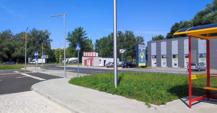 Nowy przystanek autobusowy w Monowicach przy ulicy Unii Europejskiej, Oświęcim.