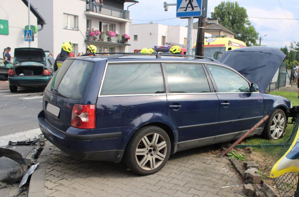 Chwile grozy w Kętach: Audi i Volkswagen w zderzeniu czołowym. 