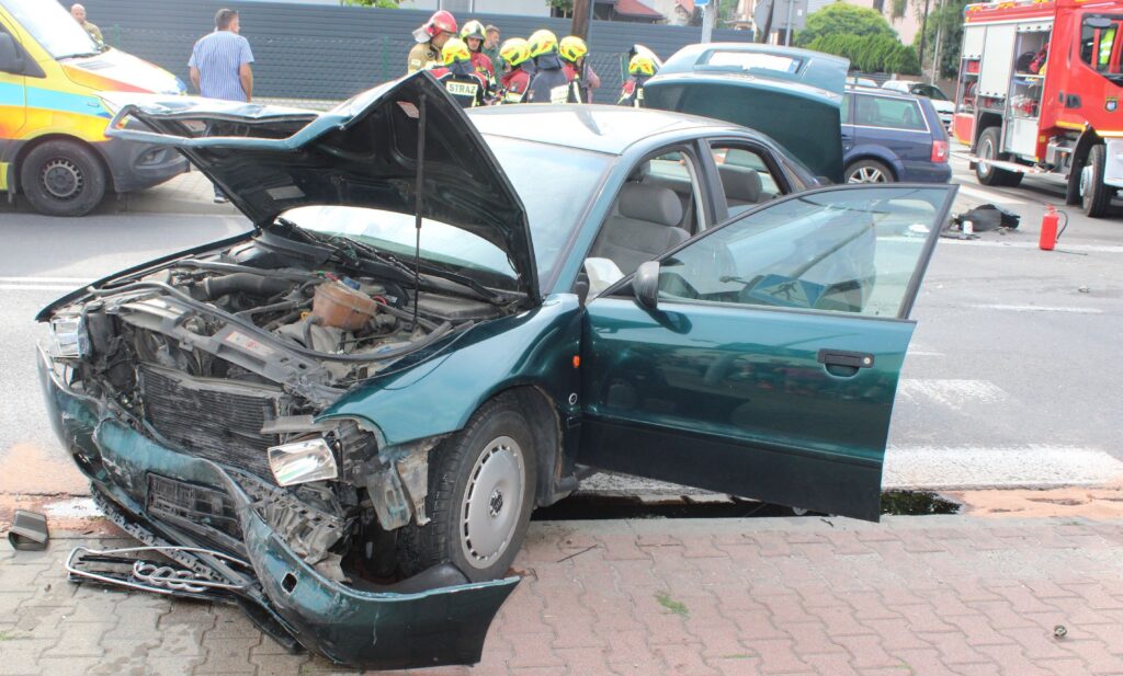 Chwile grozy w Kętach: Audi i Volkswagen w zderzeniu czołowym. 