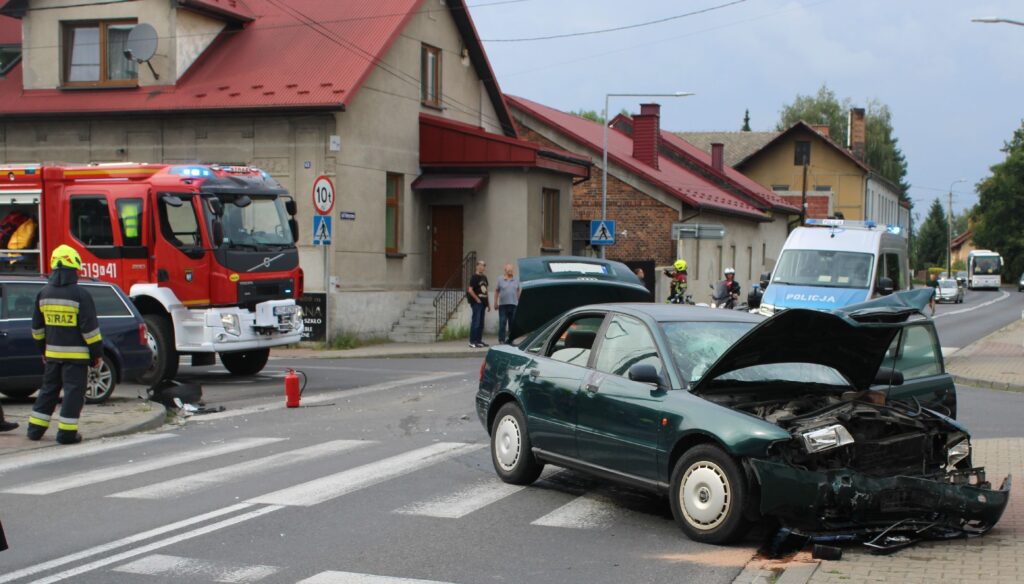 Chwile grozy w Kętach: Audi i Volkswagen w zderzeniu czołowym. 