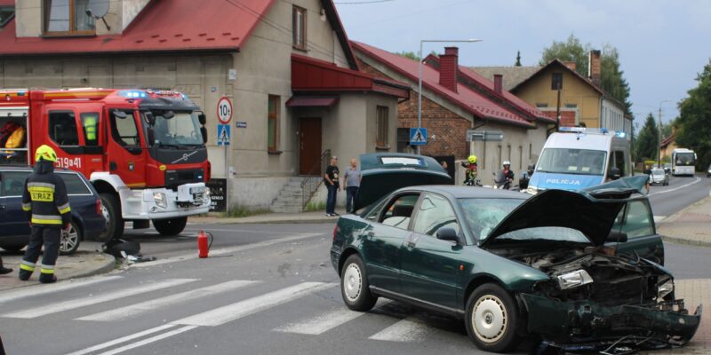 Chwile grozy w Kętach: Audi i Volkswagen w zderzeniu czołowym.