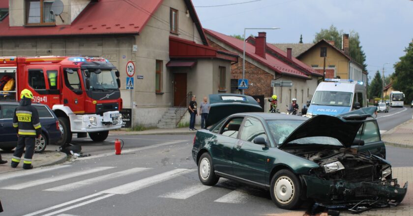 Chwile grozy w Kętach: Audi i Volkswagen w zderzeniu czołowym.