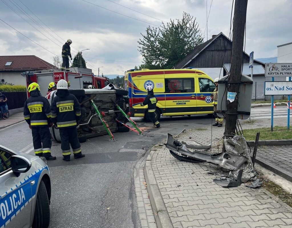 Miejsce kolizji na ul. Legionów w Kętach, gdzie 83-letnia kierująca uderzyła w słup energetyczny. Na szczęście nikomu nic się nie stało.