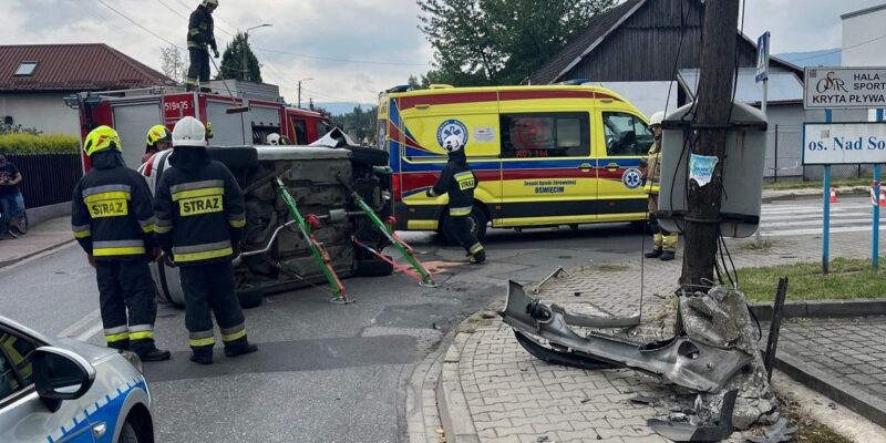 Miejsce kolizji na ul. Legionów w Kętach, gdzie 83-letnia kierująca uderzyła w słup energetyczny. Na szczęście nikomu nic się nie stało.