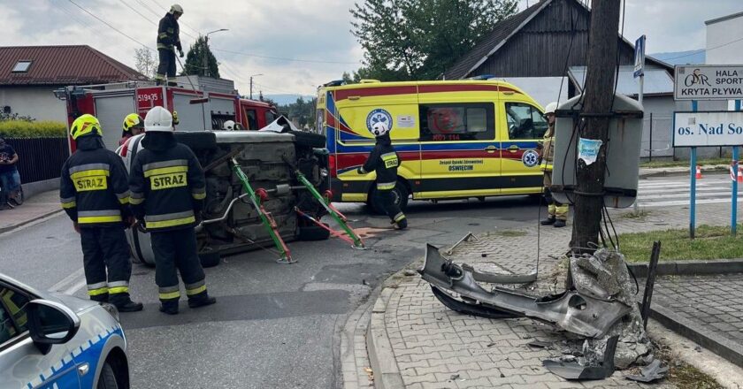 Miejsce kolizji na ul. Legionów w Kętach, gdzie 83-letnia kierująca uderzyła w słup energetyczny. Na szczęście nikomu nic się nie stało.