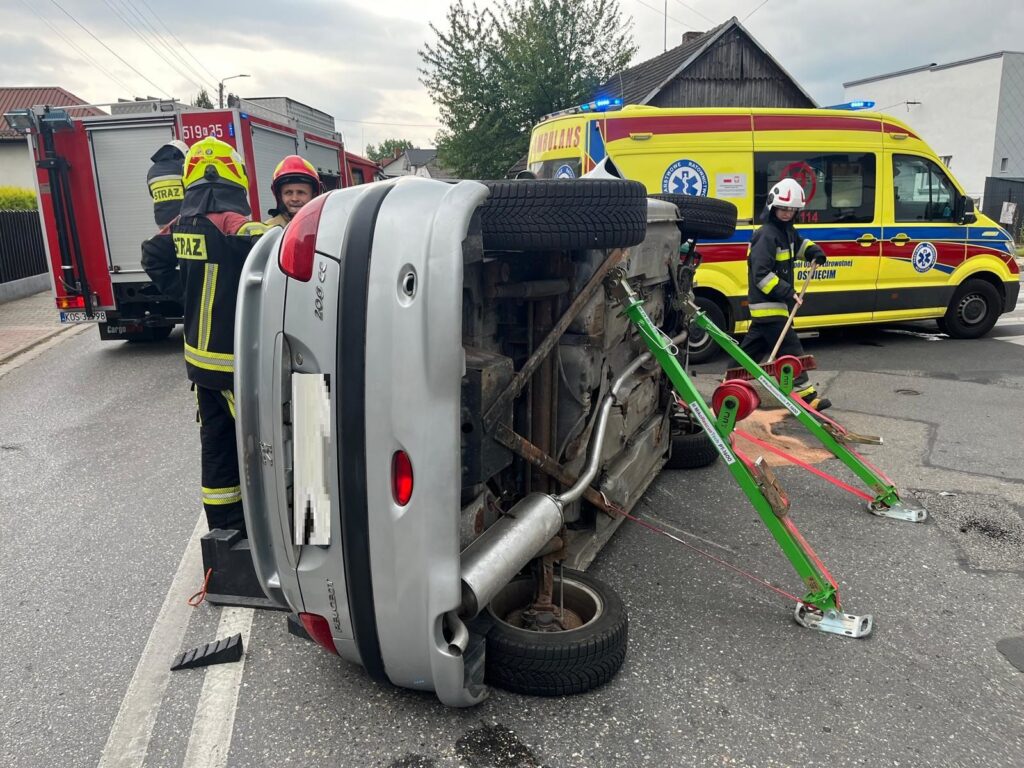 Miejsce kolizji na ul. Legionów w Kętach, gdzie 83-letnia kierująca uderzyła w słup energetyczny. Na szczęście nikomu nic się nie stało.