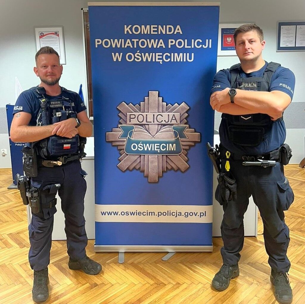 Policjanci Mateusz i Szymon podczas interwencji ratującej życie 51-letniego mężczyzny w kryzysie emocjonalnym w Oświęcimiu.