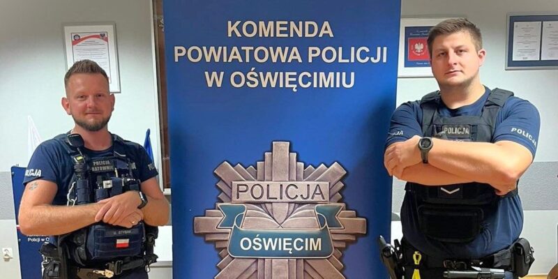 Policjanci Mateusz i Szymon podczas interwencji ratującej życie 51-letniego mężczyzny w kryzysie emocjonalnym w Oświęcimiu.