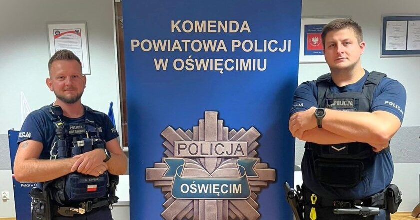 Policjanci Mateusz i Szymon podczas interwencji ratującej życie 51-letniego mężczyzny w kryzysie emocjonalnym w Oświęcimiu.