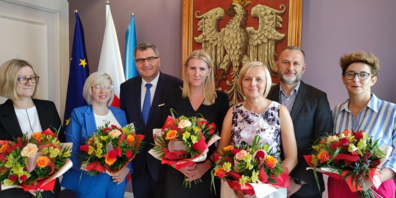 Prezydent Janusz Chwierut wręcza nominacje nowym dyrektorkom podczas uroczystości w Urzędzie Miasta w Oświęcimiu.