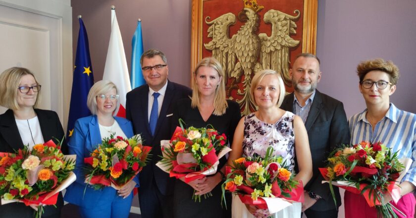 Prezydent Janusz Chwierut wręcza nominacje nowym dyrektorkom podczas uroczystości w Urzędzie Miasta w Oświęcimiu.