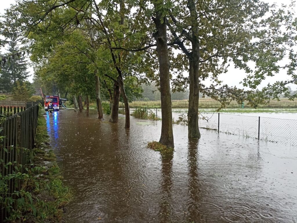 Alarm przeciwpowodziowy w Brzeszczach – ewakuacja i interwencja służb