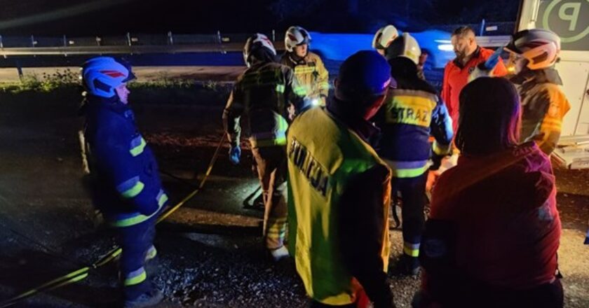 Policjanci podczas akcji ratunkowej w Brzeszczach, gdzie wydobyli mężczyznę z rowu wypełnionego błotem po powodzi.