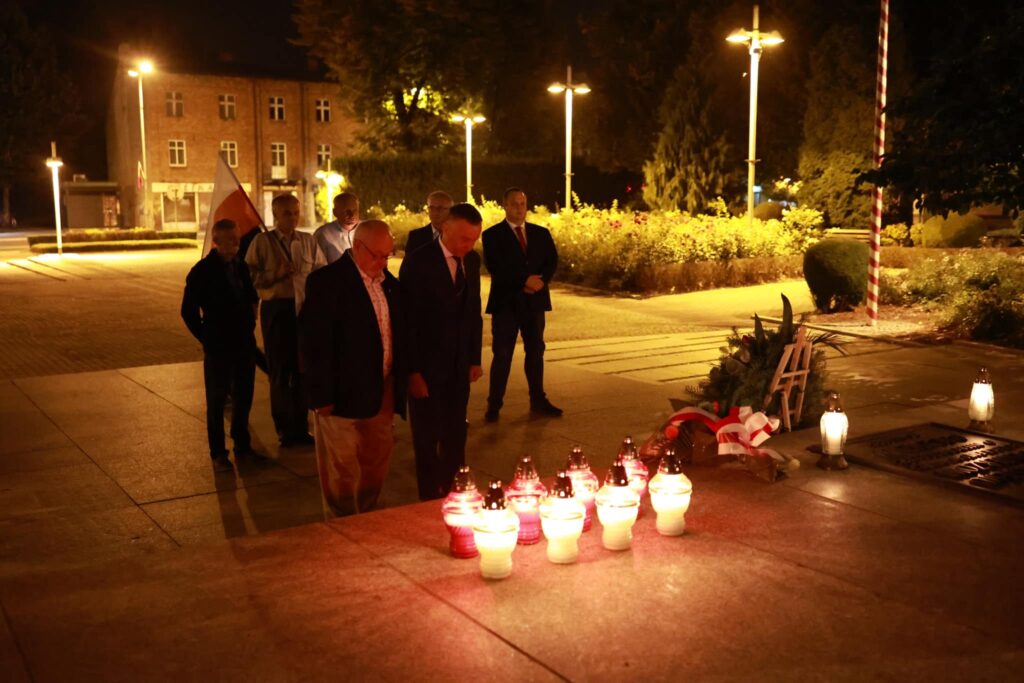 Uroczystość upamiętniająca ofiary II wojny światowej na Placu Kościuszki w Oświęcimiu.