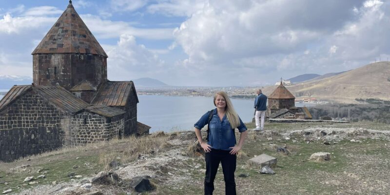 Agnieszka Wasztyl w otoczeniu malowniczych klasztorów Armenii podczas swojej podróży na Kaukazie Południowym.