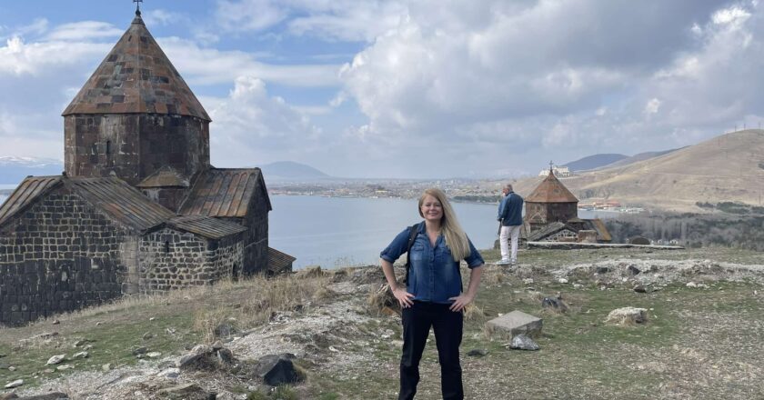 Agnieszka Wasztyl w otoczeniu malowniczych klasztorów Armenii podczas swojej podróży na Kaukazie Południowym.