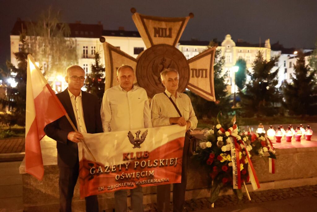 Uroczystość upamiętniająca ofiary II wojny światowej na Placu Kościuszki w Oświęcimiu.