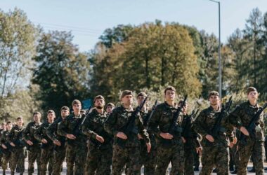 Nowi rekruci składają przysięgę wojskową, dołączając do 11 Małopolskiej Brygady Obrony Terytorialnej.