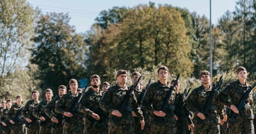 Nowi rekruci składają przysięgę wojskową, dołączając do 11 Małopolskiej Brygady Obrony Terytorialnej.