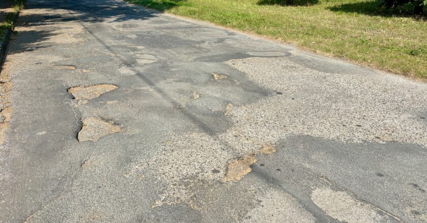 - Dziura na dziurze, a władze Powiatu Oświęcimskiego uważają, że odcinek od skrzyżowania z ul. Wysokie Brzegi w kierunku jezior Kruki nie wymaga pilnego remontu. Sami Państwo zobaczcie jak to wygląda – komentują Waldemar Łoziński i Jakub Przewoźnik