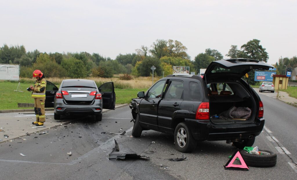 Skrzyżowanie ulic Krakowskiej z Jodłową w Babicach – miejsce wypadku, gdzie zderzyły się dwa samochody osobowe.