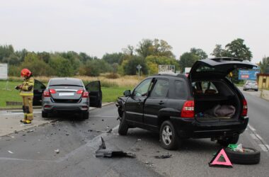 Skrzyżowanie ulic Krakowskiej z Jodłową w Babicach – miejsce wypadku, gdzie zderzyły się dwa samochody osobowe.