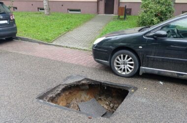 Zapadlisko na ulicy Kazimierza Wielkiego w Brzeszczach – policja wstrzymuje ruch!