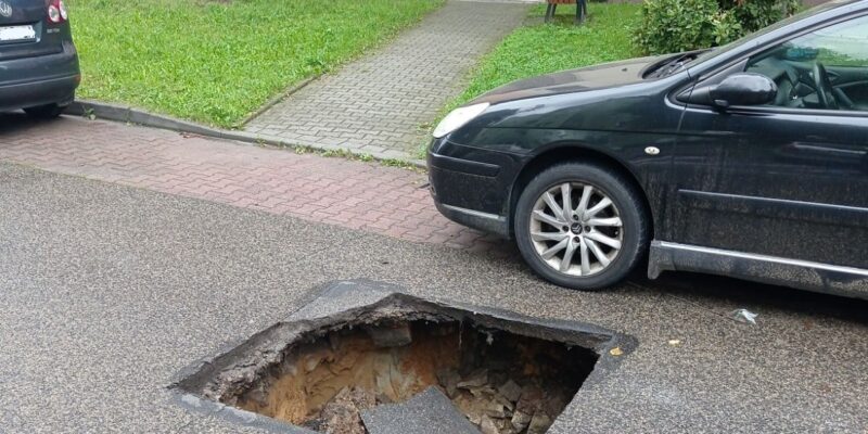 Zapadlisko na ulicy Kazimierza Wielkiego w Brzeszczach – policja wstrzymuje ruch!