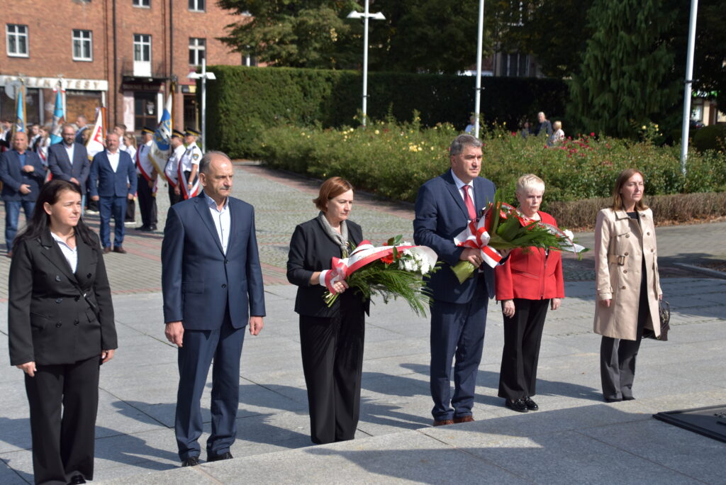 Uroczystości w Oświęcimiu – władze powiatu i miasta składają kwiaty na Grobie Nieznanego Żołnierza. (fot. Rafał Lorek)