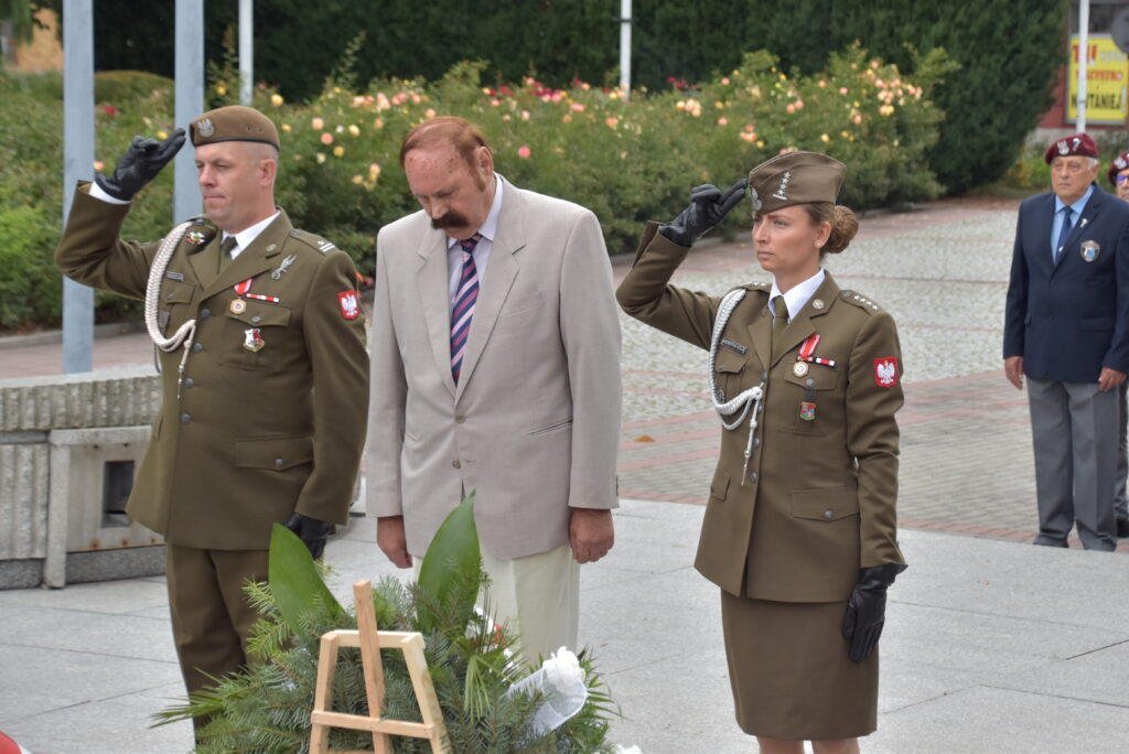 Władze samorządowe, kombatanci i młodzież oddają hołd ofiarom II wojny światowej przy Grobie Nieznanego Żołnierza w Oświęcimiu, 1 września 2024 roku.