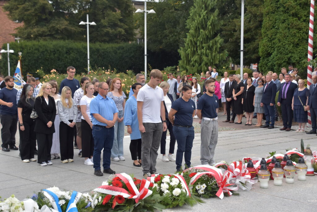 Władze samorządowe, kombatanci i młodzież oddają hołd ofiarom II wojny światowej przy Grobie Nieznanego Żołnierza w Oświęcimiu, 1 września 2024 roku.