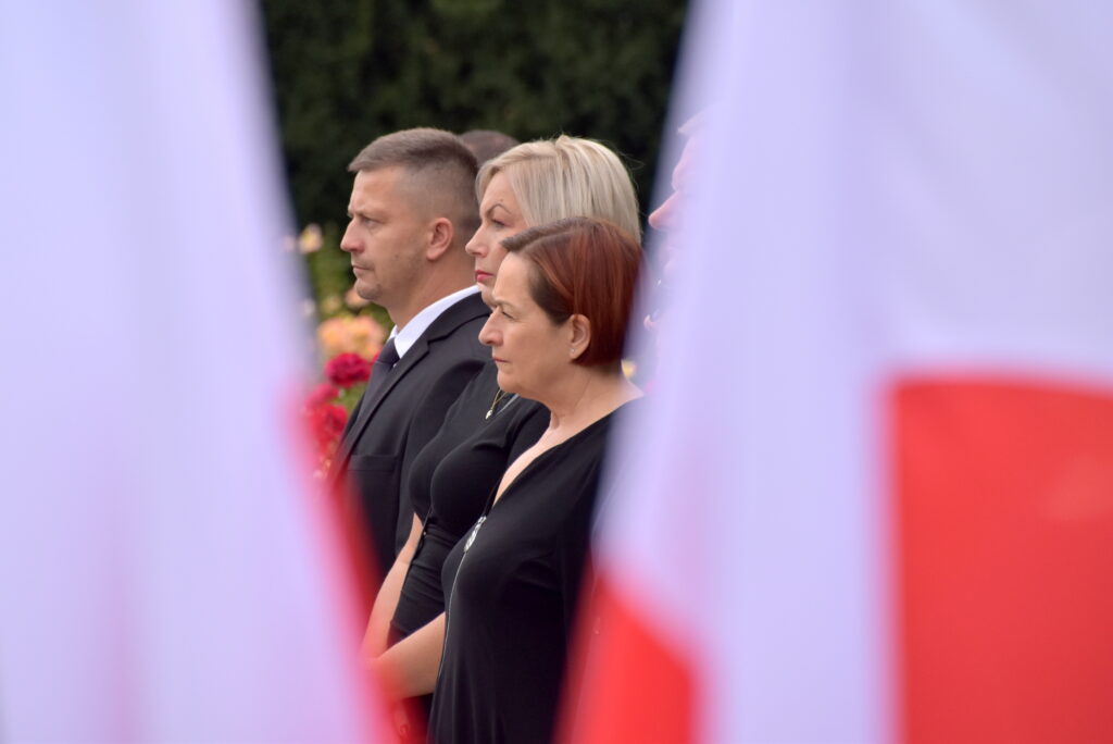 Władze samorządowe, kombatanci i młodzież oddają hołd ofiarom II wojny światowej przy Grobie Nieznanego Żołnierza w Oświęcimiu, 1 września 2024 roku.