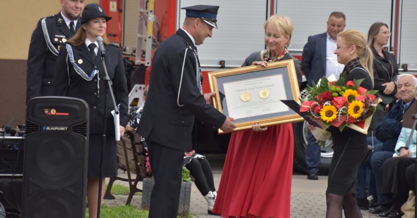 Uroczystości 150-lecia OSP Kęty – strażacy odbierają dwa nowe wozy pożarnicze, wspierane przez lokalne samorządy.