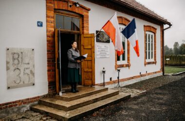 Delegacje składają hołd ofiarom masakry w Budach podczas uroczystości w Oświęcimiu. Zdjęcia: Fundacja Pobliskie Miejsca Pamięci Auschwitz-Birkenau